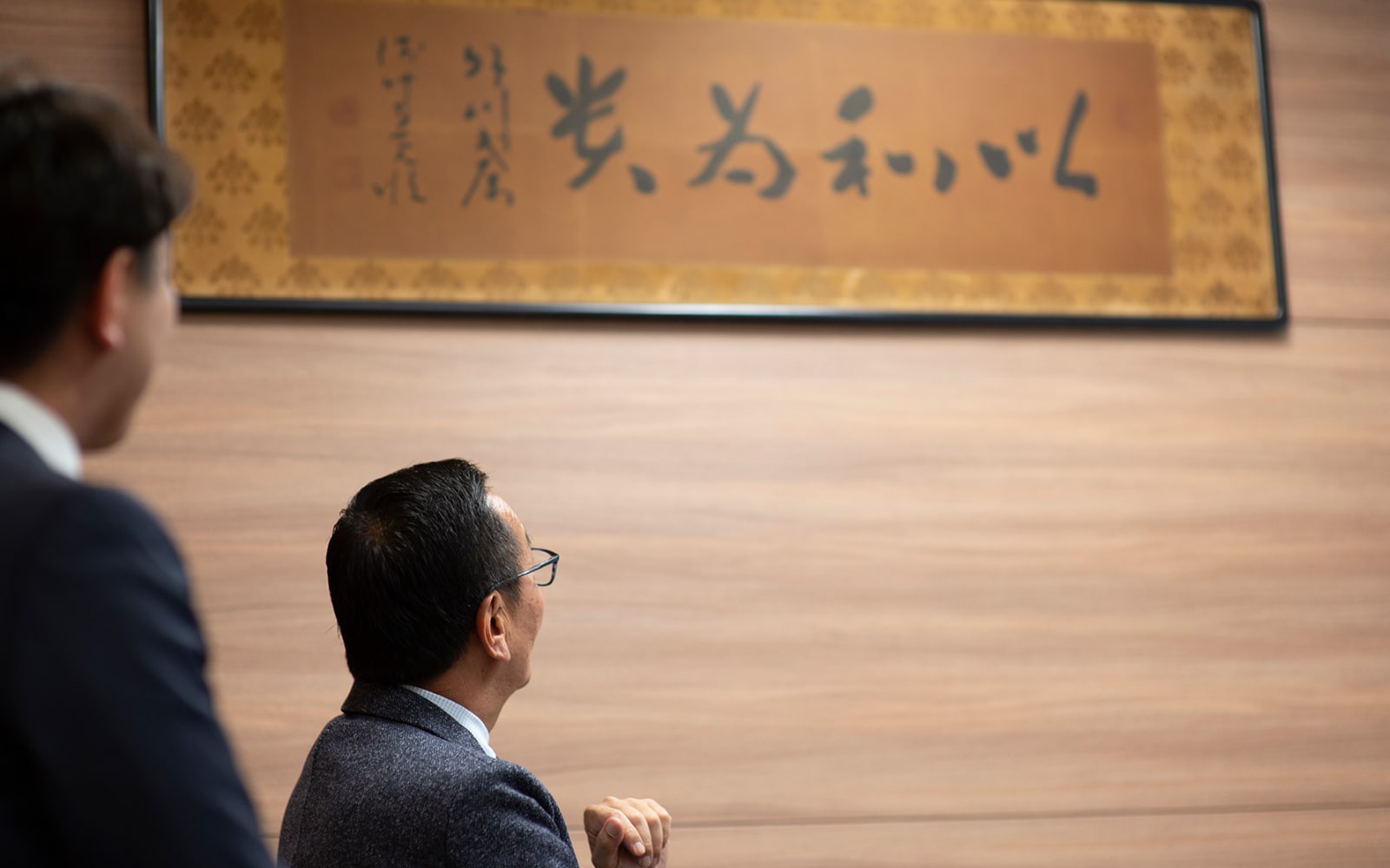 株式会社ボンマックス様の応接間に飾られた「和をもって尊しとなす」